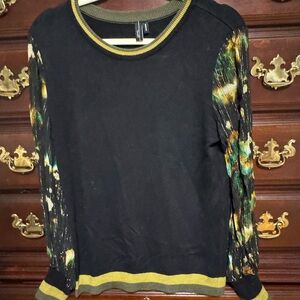 Anthro Women’s Black and Green Crewneck detailed Sweater with blouse sleeves.